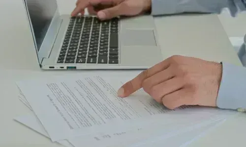 Можно ли использовать чужие фото и тексты в интернете: юридический разбор без воды