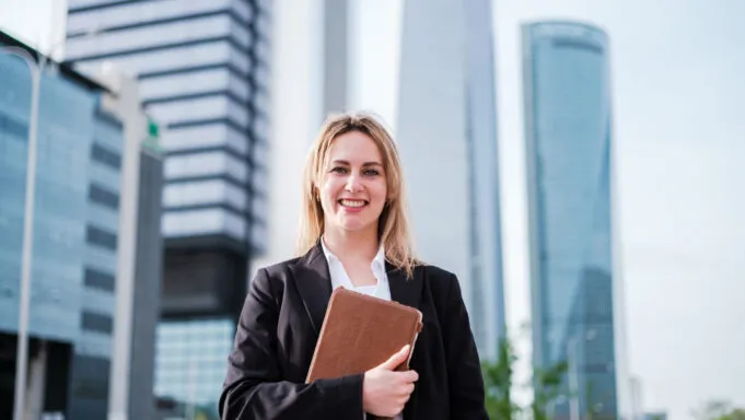 Что делать, если купили квартиру, а там прописан кто-то чужой