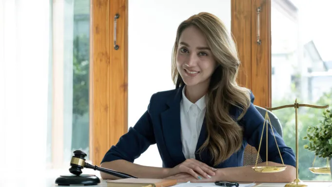 Соседи шумят, курят, льют сверху — когда жаловаться в УК, а когда в суд